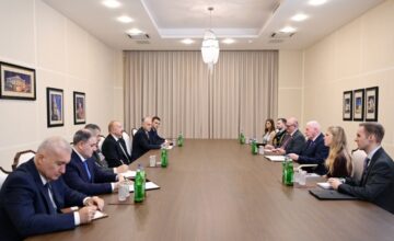 Präsident Ilham Aliyev empfängt britischen Staatsminister für Verteidigung