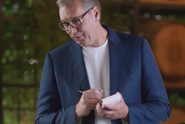 Der vom Amt des Präsidenten zurückgetretene Vucic ist zum „Kellner“ geworden