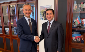 Hikmet Hajiyev traf sich mit dem litauischen Botschafter