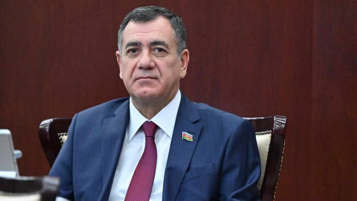 Qudrat Hasanquliyev gratuliert Vertretern der Presse