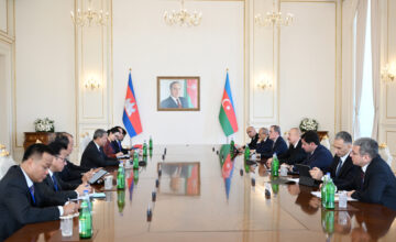 Treffen zwischen Präsident Ilham Aliyev und dem Premierminister von Kambodscha in erweiterter Besetzung