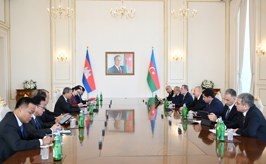 Treffen zwischen Präsident Ilham Aliyev und dem Premierminister von Kambodscha in erweiterter Besetzung