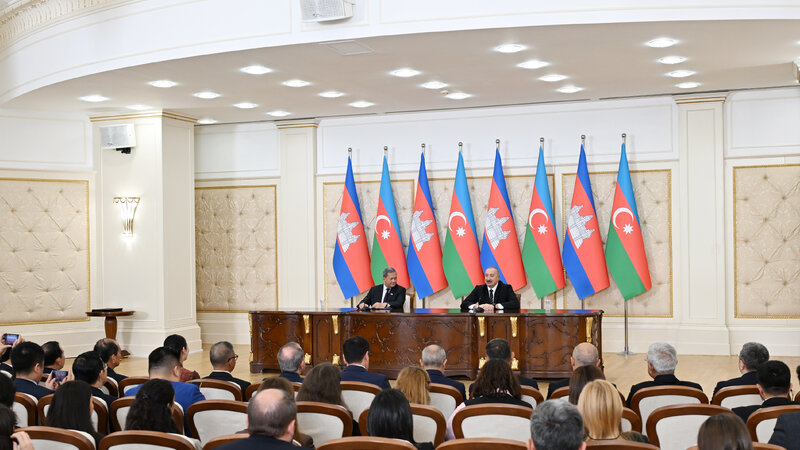 Ilham Aliyev und der Premierminister von Kambodscha treten mit Erklärungen vor die Presse