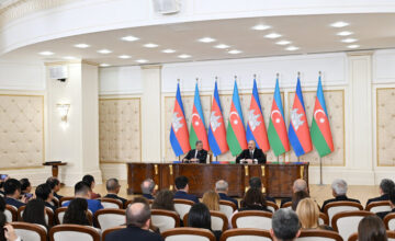 Präsident Ilham Aliyev und der kambodschanische Premierminister geben Erklärungen für die Presse ab