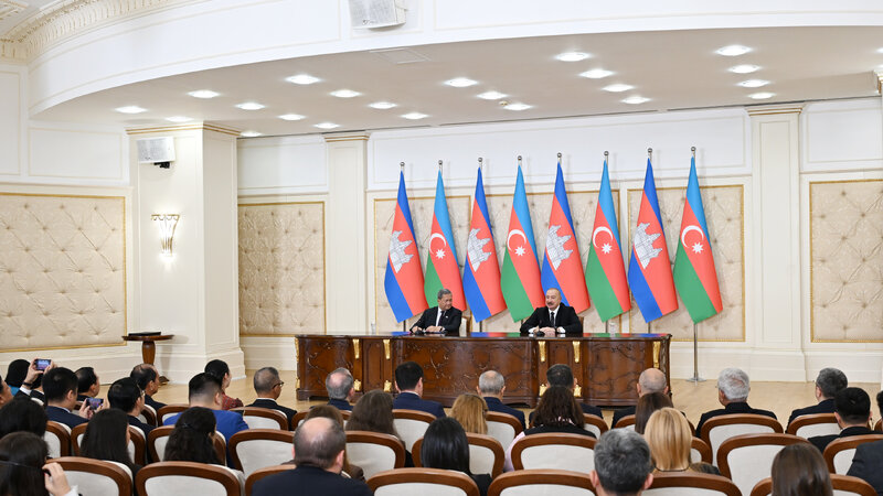 Präsident Ilham Aliyev und der kambodschanische Premierminister geben Erklärungen für die Presse ab