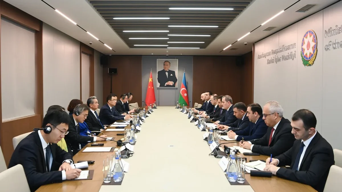 Jeyhun Bayramov trifft chinesischen Außenminister – AKTUALISIERT