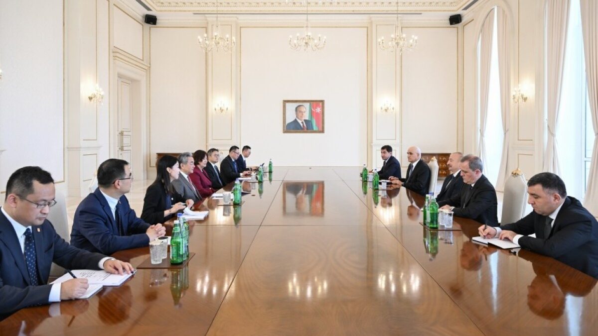 Präsident Ilham Aliyev empfing Mitglied des Politbüros des Zentralkomitees der Kommunistischen Partei Chinas