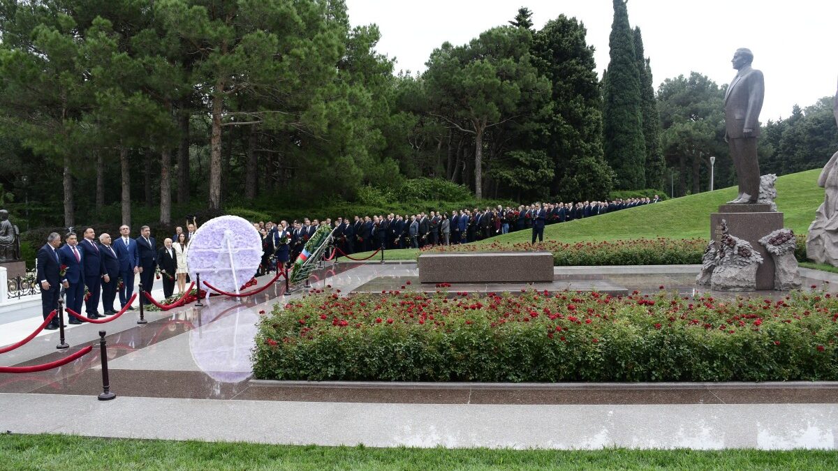 Delegierte des VIII. Kongresses der YAP besuchten das Grab des Großen Führers Heydar Aliyev
