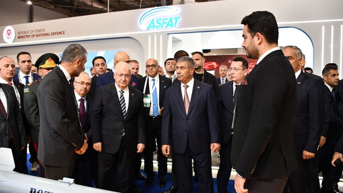 Aserbaidschanische und türkische Verteidigungsminister besuchen die ADEX 2026 Messe