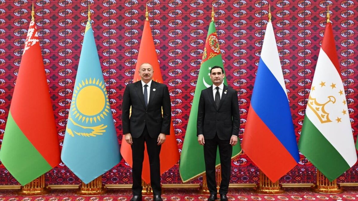 Präsident Ilham Aliyev ist zur Teilnahme an der Sitzung des Rates der GUS-Staatschefs im Komplex „Awaza“ eingetroffen – AKTUALISIERT