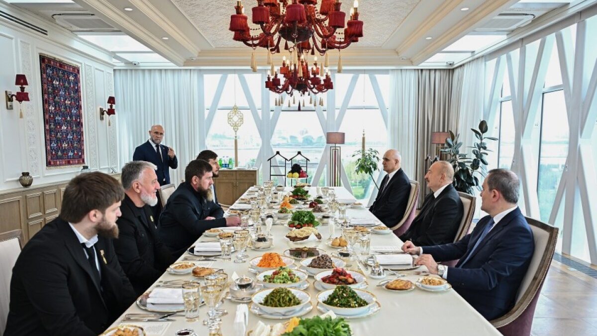 Präsident Ilham Aliyev und Ramsan Kadyrow haben gemeinsam zu Mittag gegessen