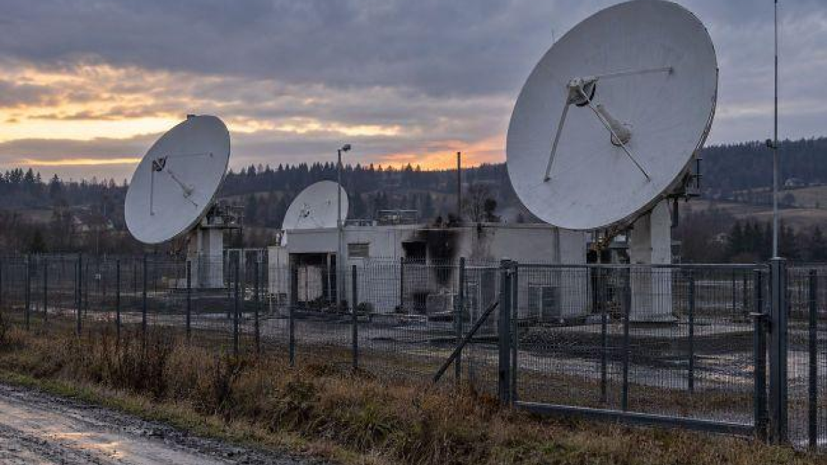 Medien: Polen behauptet, Russland stecke hinter dem Angriff auf die Starlink-Station