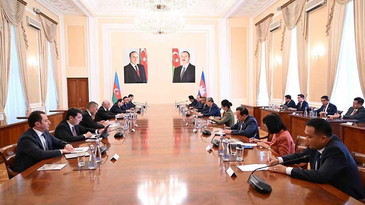 Treffen zwischen den Premierministern von Aserbaidschan und Kambodscha in Baku