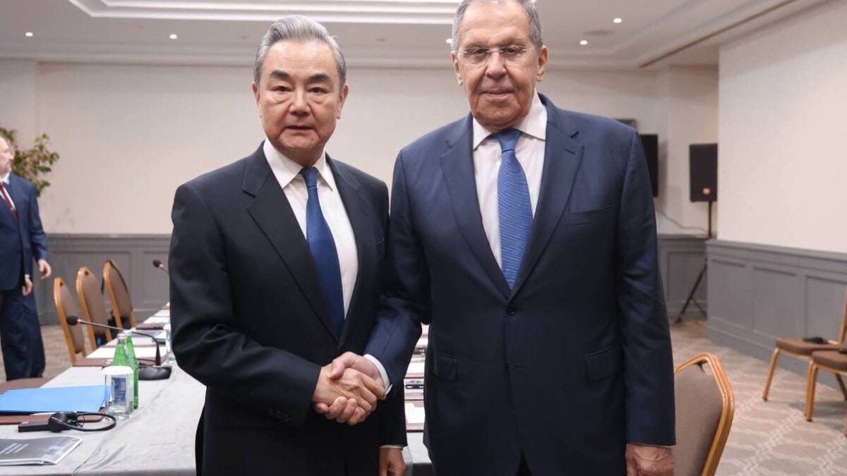Treffen der chinesischen und russischen Außenminister in Baku