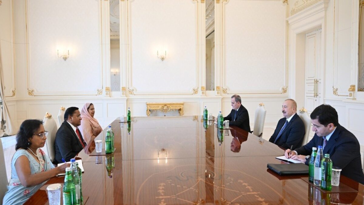 Präsident Ilham Aliyev empfängt den Außenminister von Sri Lanka für auswärtige Angelegenheiten, auswärtige Beschäftigung und Tourismus
