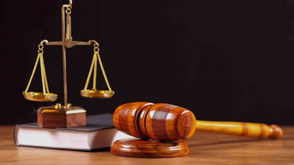 Strafverfahren gegen eine Person, die sich rechtswidrig in eine Amtsträgerentscheidung eingemischt hat, an Gericht übermittelt