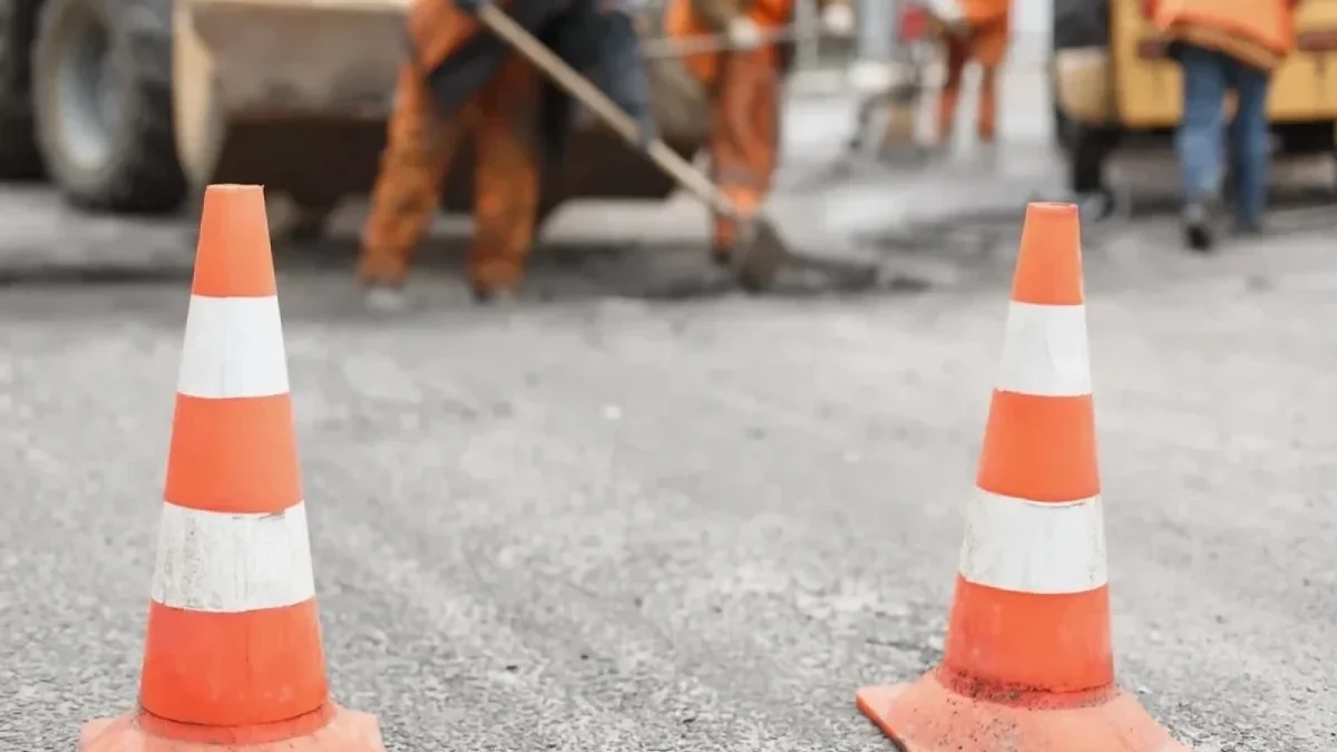 Verkehrsbehinderungen in Müşfiqabad wegen Straßenarbeiten