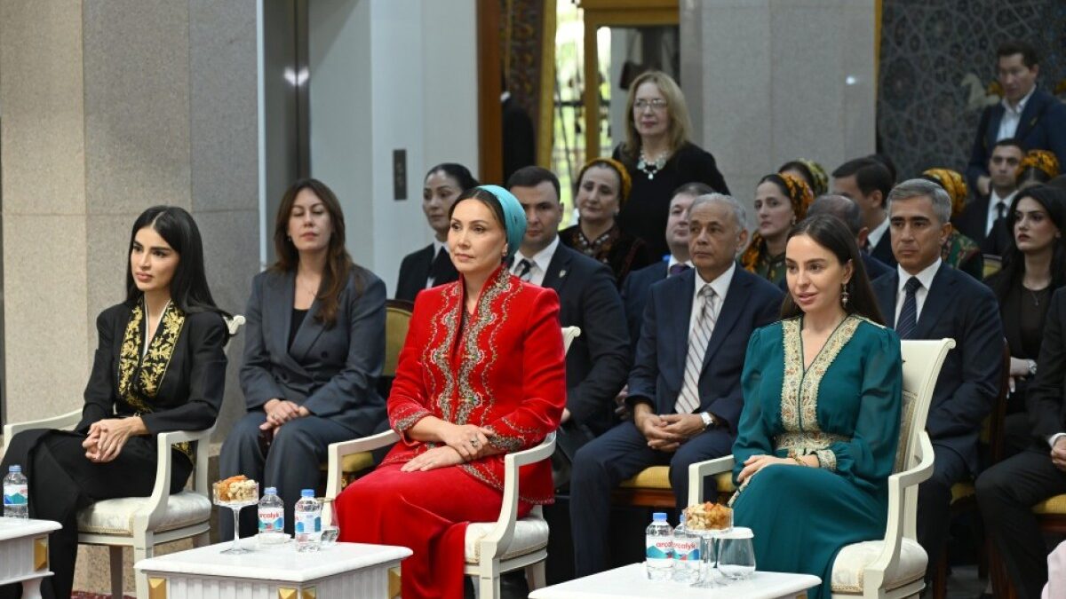 Leyla Aliyeva besucht das Nationale Teppichmuseum in Aşgabat