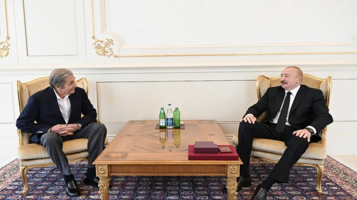 Präsident Ilham Aliyev überreicht Farhad Khalilow den „Istiqlal“-Orden