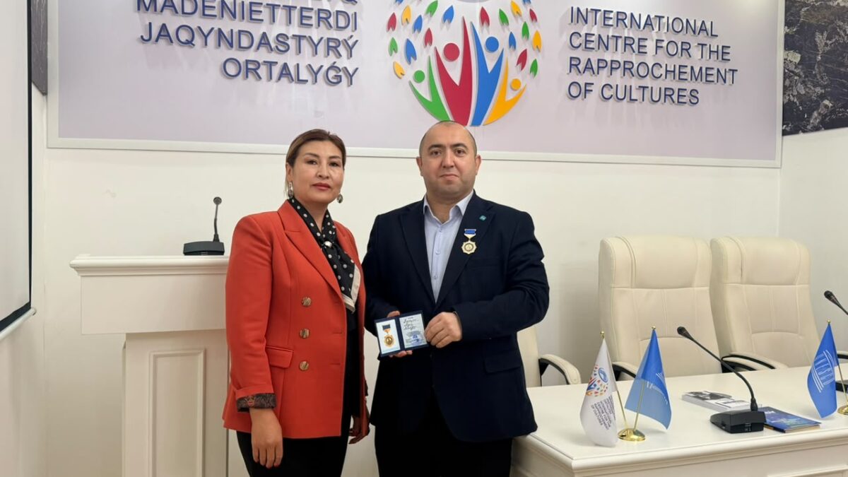 Aqil Alesger in Kasachstan mit dem Tokayev-Orden bei internationaler Konferenz ausgezeichnet – FOTOS