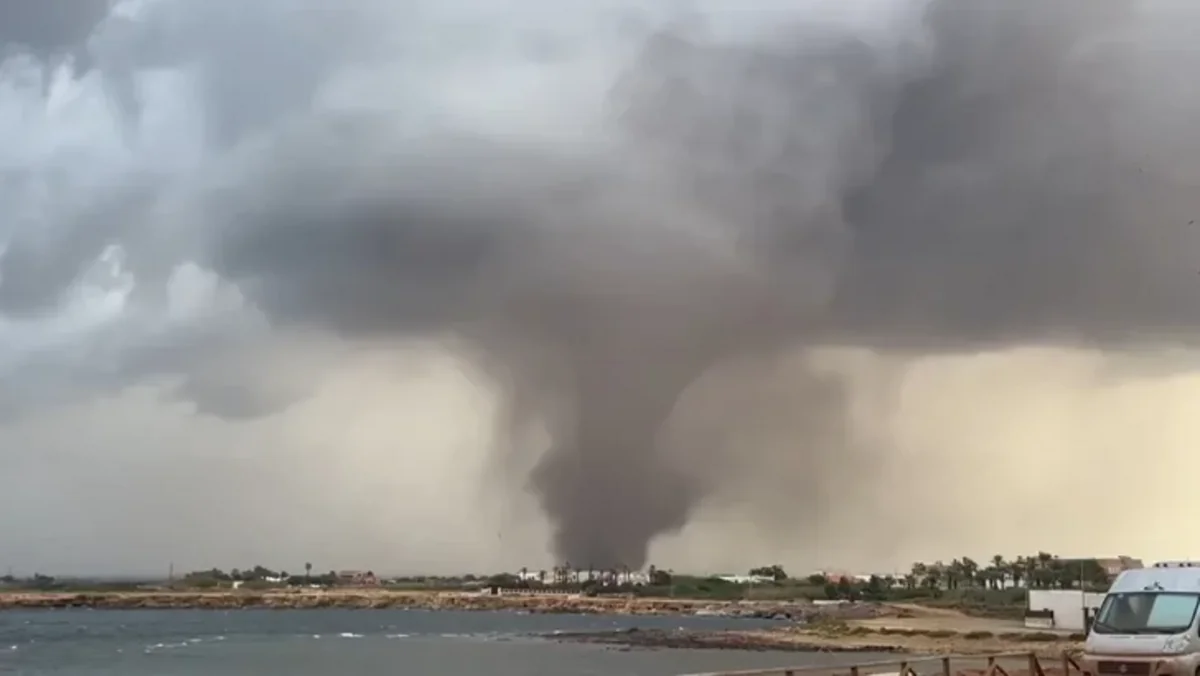 Selten beobachteter doppelter Tornado im Westen Siziliens