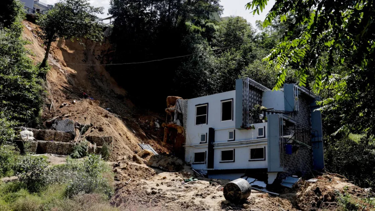 Überschwemmungen in Nepal zerstören Häuser und Brücken, Vermisste gemeldet