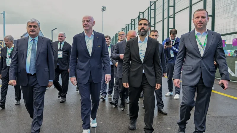 Infantino und AFFA-Führung besuchen den Hövsan Race Complex