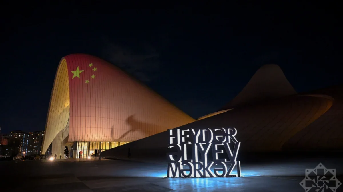 Heydar-Aliyev-Zentrum in den Farben der chinesischen Flagge beleuchtet