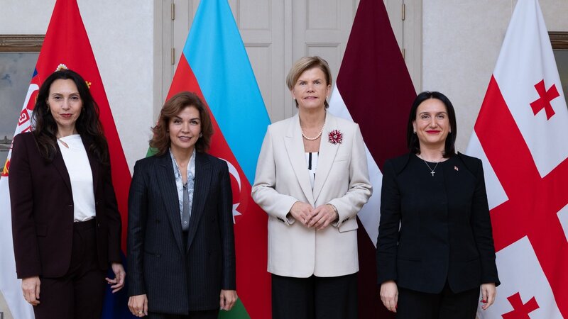 Nərminə Mustafayeva traf sich mit der lettischen Außenministerin