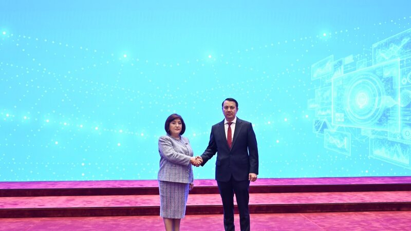 Sahiba Gafarova spricht auf der Sitzung des TURKPA-Rates in Bischkek